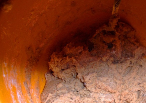 1. Этап. Печенье шведское: Всыпаем смесь муки и специй в масляно-медовую смесь.