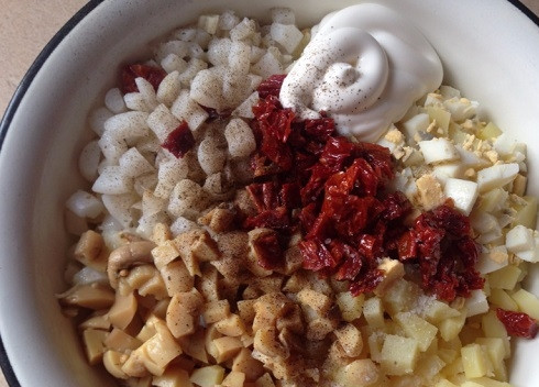 1. Этап. Салат из кальмаров с грибами: Добавляем к подготовленным ингредиентам соль, перец и майонез. Перемешиваем.