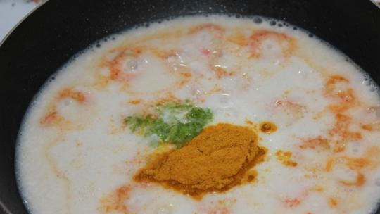 1. Этап. Креветки карри: Затем уменьшите огонь и влейте кокосовое молоко. Добавьте цедру, карри, соль. Перемешайте.