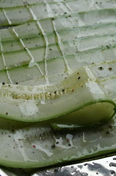 1. Этап. Рулетики из цуккини: Итак, начинаем заворачивать. Наши цуккини должны иметь такой вид, как на фото - тонкие, длинные и гибкие.