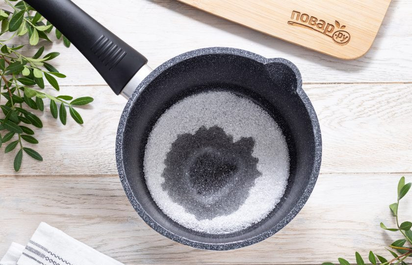 1. Этап. Пряники медовые постные: Для глазури смешайте сахар с водой, доведите до кипения и варите на маленьком огне сироп около 10 минут.