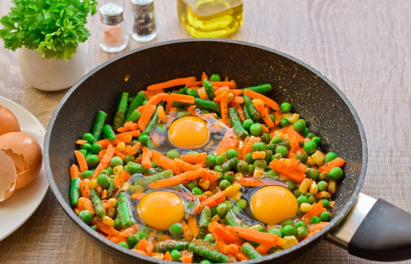 1. Этап. Яичница с мексиканской смесью: Вбейте в сковороду три куриных яйца. Поставьте сковороду на небольшой огонь, крышкой не накрывайте, чтобы желтки не схватились.