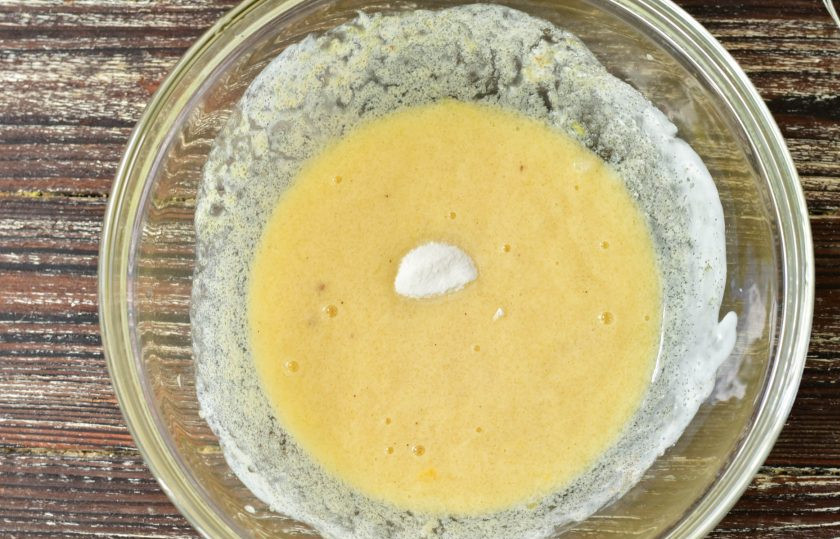 1. Этап. Булочки с корицей на кефире: Затем добавьте соду, перемешайте.