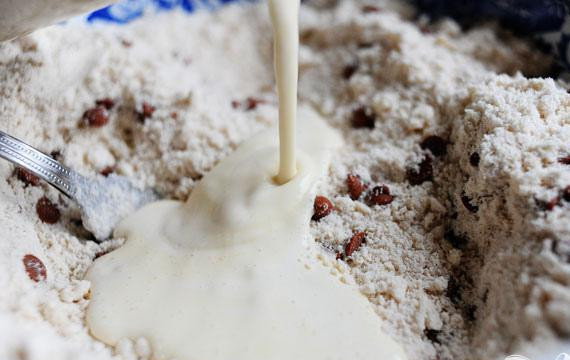 1. Этап. Коричное печенье: 4. Влить массу в мучную смесь, помешивая осторожно вилкой.