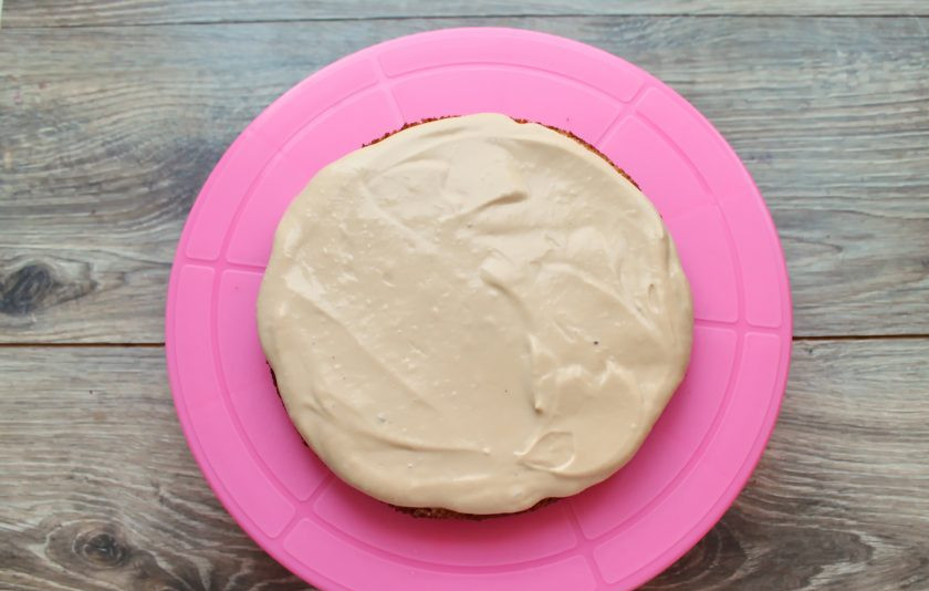 1. Этап. Торт Ириска с вареной сгущенкой: Смажьте нижний бисквит частью крема.