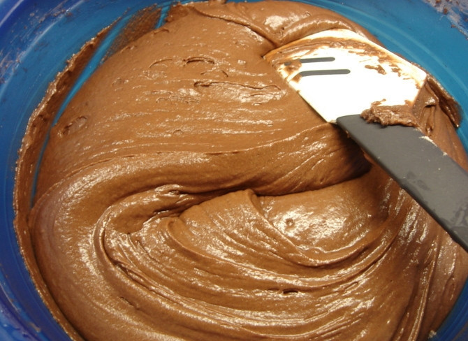 1. Этап. Поль Робсон торт: 3. Смешайте муку с какао и введите к жидким ингредиентам, хорошенько все перемешайте. Перелейте тесто в форму для выпечки, отправьте в разогретый до 180 градусов духовой шкаф на 70-80 минут.