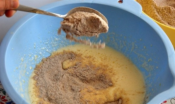 1. Этап. Торт на кипятке: 7. Небольшими порциями всыпайте сухие ингредиенты в яйца, постоянно перемешивая. Важно, чтобы в тесте не образовались комочки.