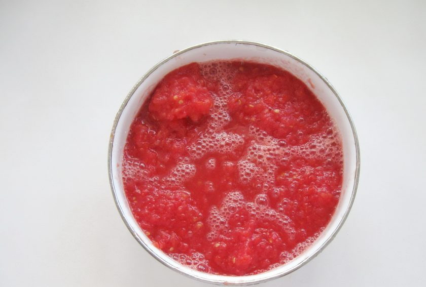 1. Этап. Томатный морс на зиму: Пропустите помидоры через мясорубку.