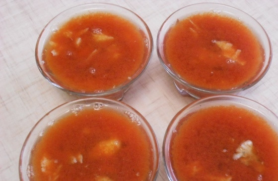 1. Этап. Желе рыбное: Заливаем полученной смесью формы с кусочками рыбы и ставим в холодильник до полного застывания.