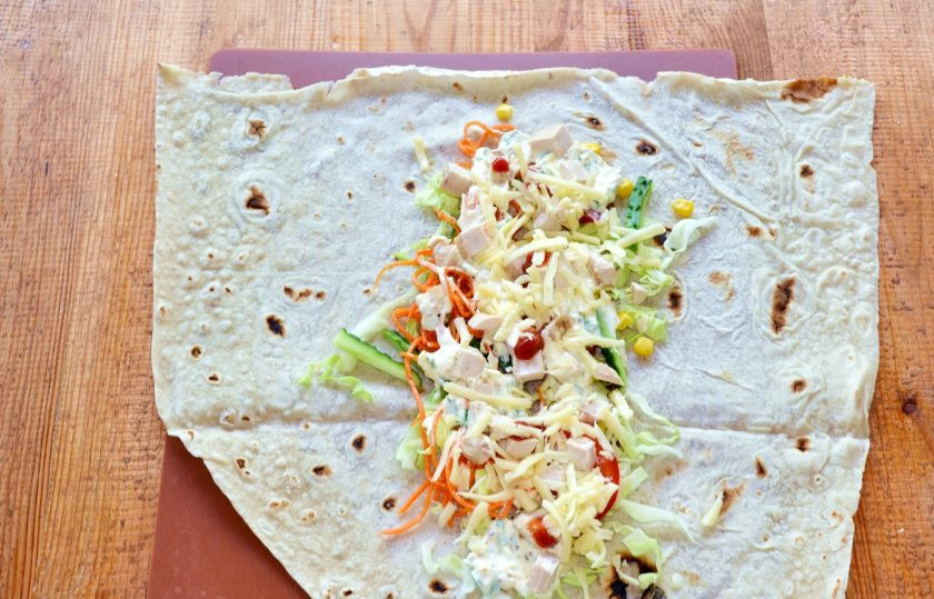 1. Этап. Шаурма на углях: Присыпьте тертым сыром и аккуратно заверните.