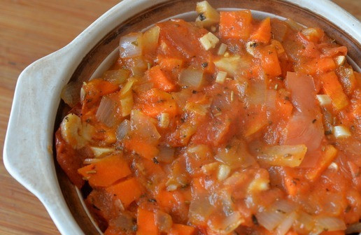 1. Этап. Кассуле с индейкой: Заливаем зажаркой с луком, морковью и томатами.