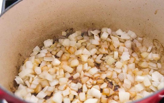 1. Этап. Свинина тушеная с зирой: 4. Мясо пока снимите и отложите в сторону. А тем временем обжарьте измельченный лук с чесноком минут 5, помешивая.