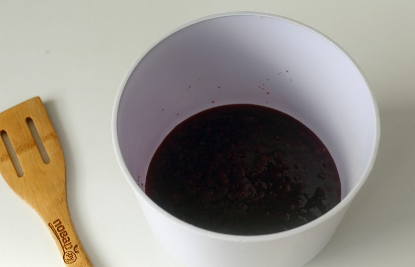 1. Этап. Пирог из стакана варенья: Перелейте варенье в глубокую миску.