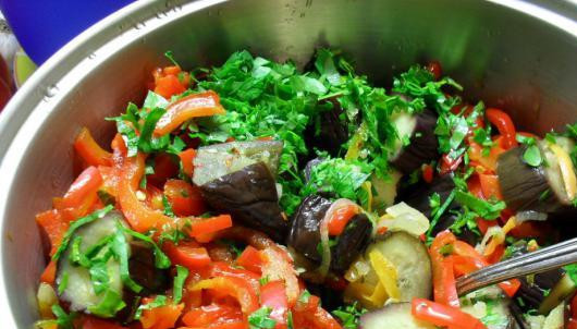 1. Этап. Баклажаны по-грузински маринованные: 8. Добавим маринад к баклажанам. Добавим все остальные ингредиенты, тщательно перемешаем и оставим настаиваться хотя бы 3 часа. Все, можно кушать. Или сразу же закатать в стерильные банки на зиму.