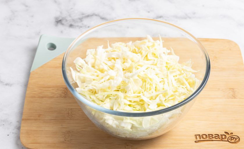 1. Этап. Салат из капусты с зеленой заправкой: Капусту тонко нашинкуйте.