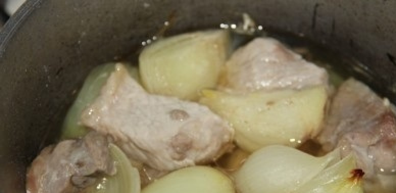 1. Этап. Мясо в сливочном соусе: Казан закройте крышкой и обмотайте фольгой. Отправьте в разогретую до 200 градусов духовку на 2 часа.