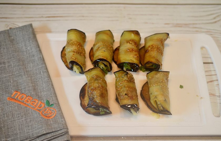 1. Этап. Рулетики из баклажанов с беконом: 5. Сверните рулетом. Проделайте так со всеми ломтиками баклажанов.