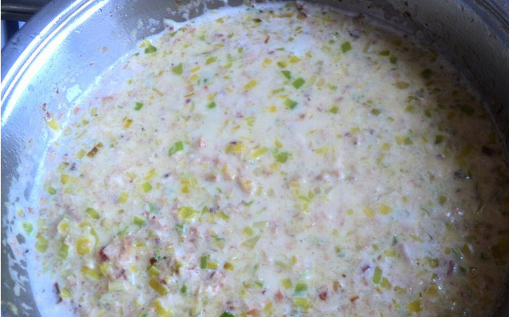 1. Этап. Куриные тефтели с грибами: 3. Делаем соус. Сметану и оставшиеся грибы немного потушим, затем добавим горячую воду или бульон, любую зелень и специи на ваше усмотрение. В этой смеси тушим тефтельки 10-15 минут.