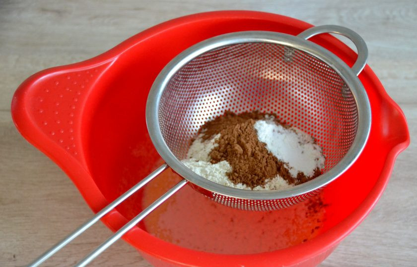 1. Этап. Пирожное Баунти: Просейте в желтковую массу муку, какао порошок и разрыхлитель.