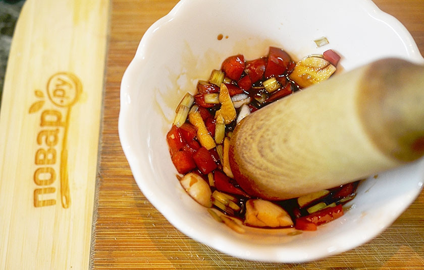 1. Этап. Острая рыба по-вьетнамски: 4. Добавьте рыбный соус, все перемешайте.