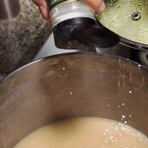 1. Этап. Гарнир из цветной капусты: Кипятим содержимое кастрюли около 5 минут, потом добавляем соль и варим до нужной густоты соуса.