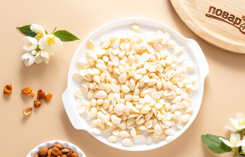 1. Этап. Абрикосовое молоко: Очистите ядра абрикосовых косточек от кожуры. После замачивания она легко сходит. Этот шаг можно пропустить, но тогда молоко получится более нежным на вкус, а его цвет будет белый, а не кремовый.