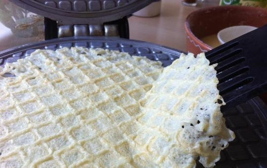 1. Этап. Блины в вафельнице: Налейте немного теста при помощи половника на вафельницу, прижмите и ожидайте пару минут, пока блинчик не зарумянится. Повторяйте процедуру, пока не кончится тесто.