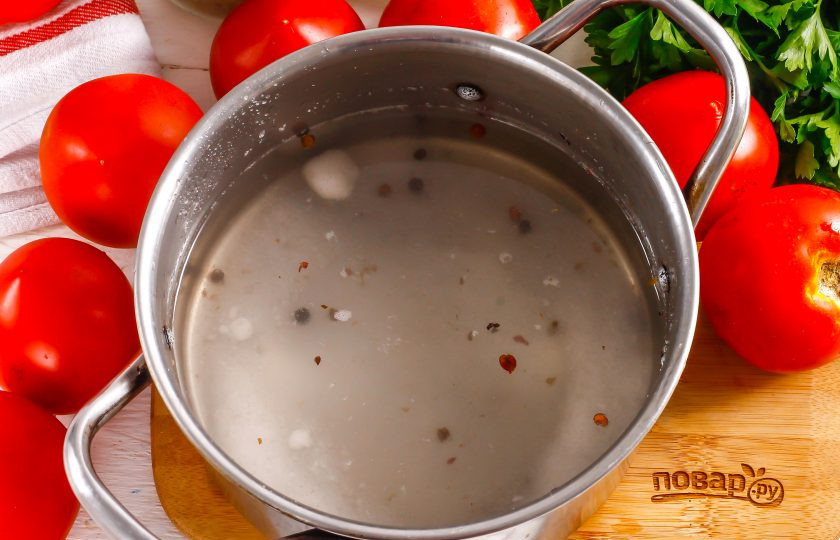 1. Этап. Маринованные помидоры Как в магазине: Слейте жидкость из банки в кастрюлю и поместите емкость на плиту, доведите до кипения ее содержимое и выключите нагрев. Влейте уксус и растительное масло, перемешайте.