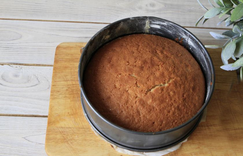 1. Этап. Торт на День Рождения своими руками: Выпекайте коржи при температуре 170 градусов 50-60 минут. Готовность проверьте зубочисткой.