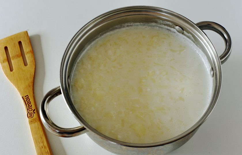 1. Этап. Молочный суп по-могилевски: Вскипятите молоко и добавьте нарезанные блинчики. После закипания варите 1 минуту. Молочный суп по-могилевски готов.