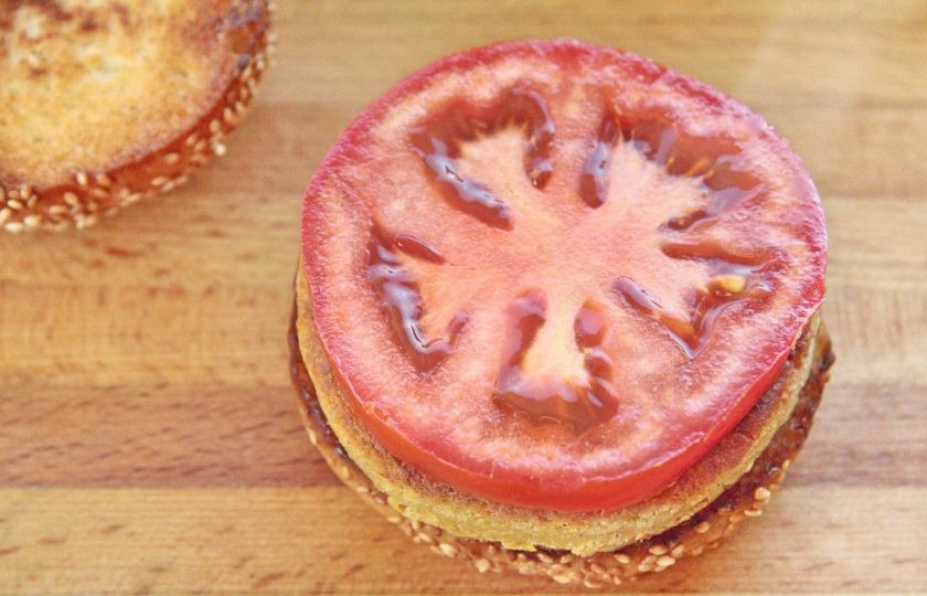 1. Этап. Вегетарианский бургер (мастер-класс): Сверху — любую начинку по вкусу. У меня кружок помидора.