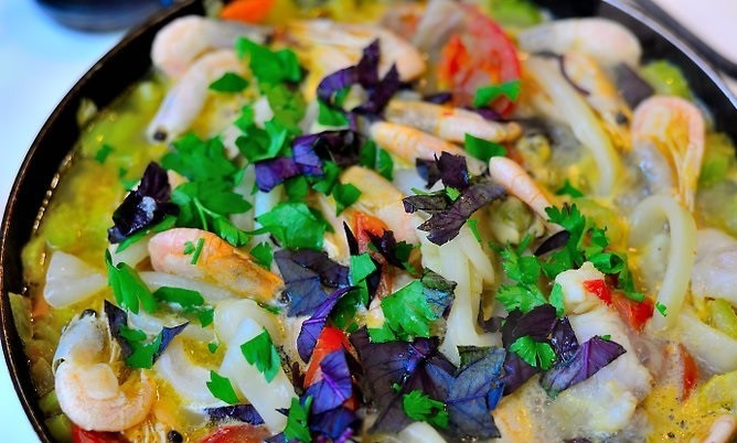 1. Этап. Чиопино: 10. В конце добавьте измельченную зелень и подавайте чиопино к столу. От желаемой густоты супчика зависит и количество бульона, которое вы будете использовать. Приятного аппетита!