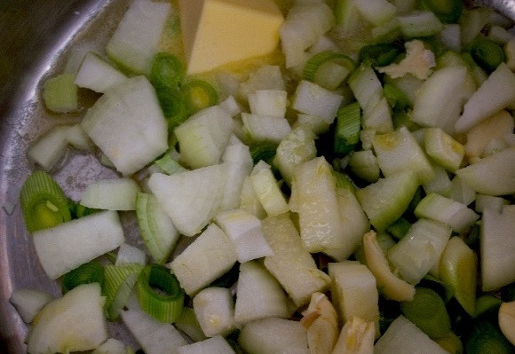 1. Этап. Суп из лука-порей и сельдерея: 2. Нарежьте репчатый лук кубиками, измельчите порей и чеснок. Разогрейте кастрюлю со сливочным маслом, выложите чеснок, лук, порей, обжаривайте до мягкости.