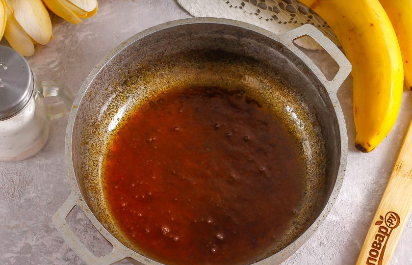 1. Этап. Бананы по-вьетнамски: Как только карамель станет коричневой, добавьте сливочное масло и быстро перемешайте, выключая нагрев.