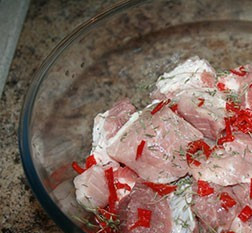 1. Этап. Маринованная свинина в духовке на обед: 2. Добавляем столовую ложку уксуса, соль и приправы. Я еще кладу острый перец. Перемешиваем и даем постоять около 20 минут.