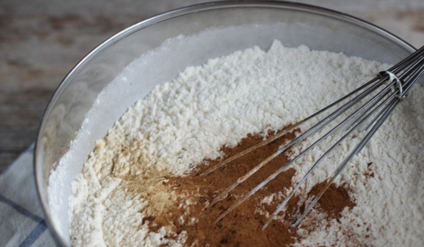 1. Этап. Имбирные пряники с глазурью: В большую миску просейте муку высшего сорта несколько раз. Добавьте к ней сахар, имбирь, мускатный орех, корицу, гвоздику, разрыхлитель, соль, соду и тщательно перемешайте сухие ингредиенты.