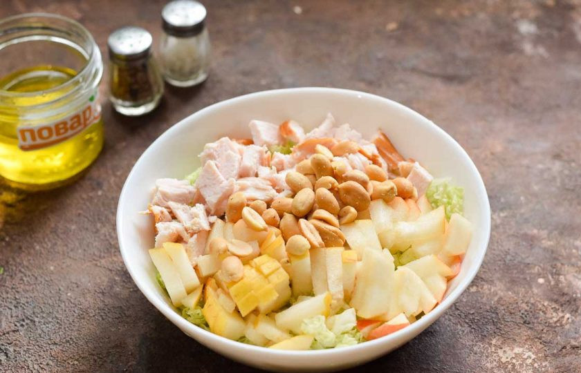 1. Этап. Салат Красотка с копченой курицей и грушей: Переложите в миску пекинскую капусту, курицу, грушу, орехи. Заправьте салат маслом, соль и перец добавьте по вкусу. Перемешайте и подавайте к столу.