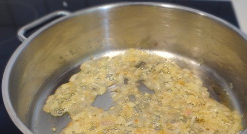 1. Этап. Cоус для мидий в створках: 1. Растопите на сковороде сливочное масло. Очистите луковицу, нарежьте её мелкими кубиками. Отправьте на сковороду и обжарьте до золотистого цвета.