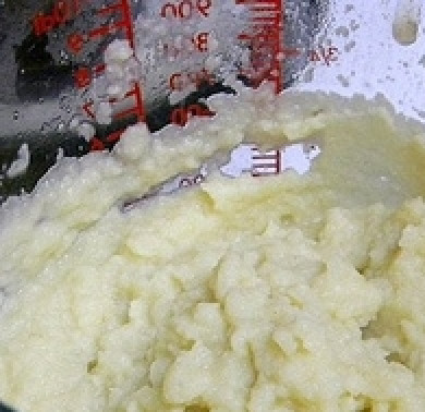 1. Этап. Цветная капуста тушеная с мясом: Затем с помощью блендера измельчить цветную капусту до состояния пюре. Добавить это пюре к мясу с овощами. Положить туда же лавровый лист и сливочное масло. Посолить и поперчить по вкусу. Готово!