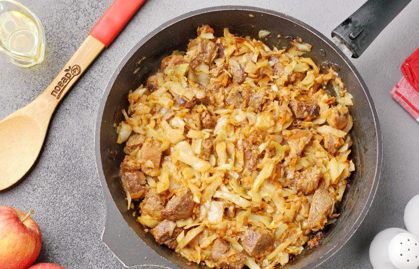 1. Этап. Мясо тушеное с капустой и яблоками: Влейте примерно 1 стакан горячей воды, накройте крышкой и тушите на небольшом огне до желаемой степени готовности капусты.
