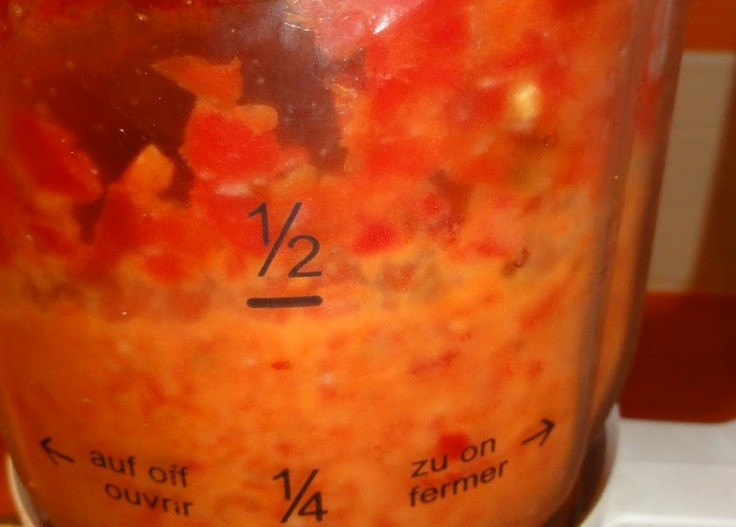 1. Этап. Абхазская аджика: Выкладываем очищенный перец в чашу блендера вместе с чесноком и измельчаем все. Для этого также можно использовать мясорубку с самой мелкой насадкой.