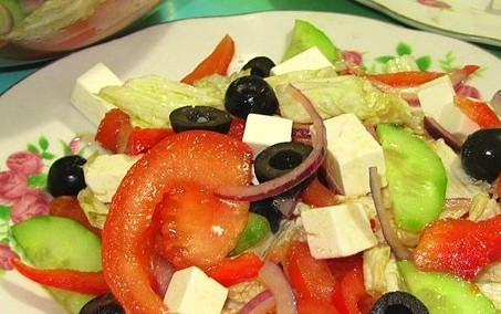 1. Этап. Греческий салат с пекинской капустой: Соединить все ингредиенты. Заправить лимонным соком и оливковым маслом. Добавить соль, перец и орегано. Перемешать. Теперь вы знаете, как приготовить греческий салат с пекинской капустой! Приятного аппетита!:)