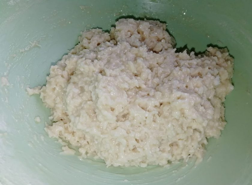 1. Этап. Кокосовое печенье Завтрашнее: Получившееся тесто должно быть достаточно плотным и вязким. Закрываем его пищевой пленкой и отправляем на 15 минут в холодильник.