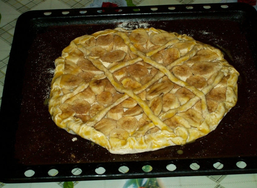 1. Этап. Банановый пирог из слоеного теста: Желтком смажьте тесто. Отправьте в предварительно разогретую до 180 С духовку на 15-20 минут.