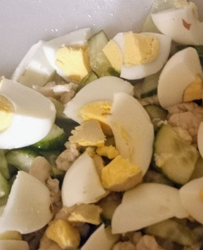 1. Этап. Салат из трёх ингредиентов: Раскрошить отваренные яйца и добавить в салатницу.