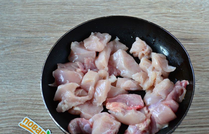 1. Этап. Блинный пирог с курицей и грибами: Если используете только куриную грудку, то просто порежьте ее на кусочки. Если же, как я, используете и мясо на кости, то отделите его от кости, а затем порежьте на кусочки. Обжаривайте курочку до готовности на сковороде с небольшим количеством растительного масла. Солить можно сейчас, но лучше всю начинку посолить вместе чуть позже. Готовую грудку переложите в тарелку.