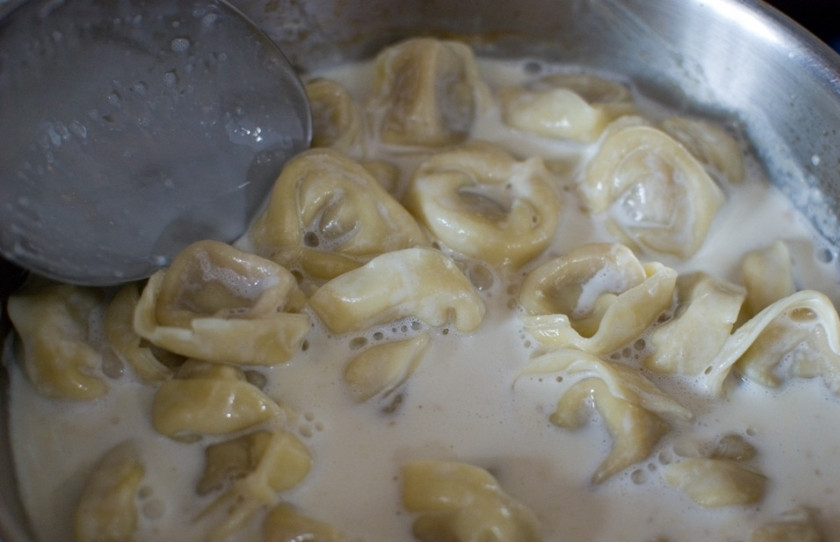 1. Этап. Тортеллини в сливочном соусе: Кладем тортеллини в сливочный соус, ставим на средний огонь и готовим еще 3-4 минуты.
