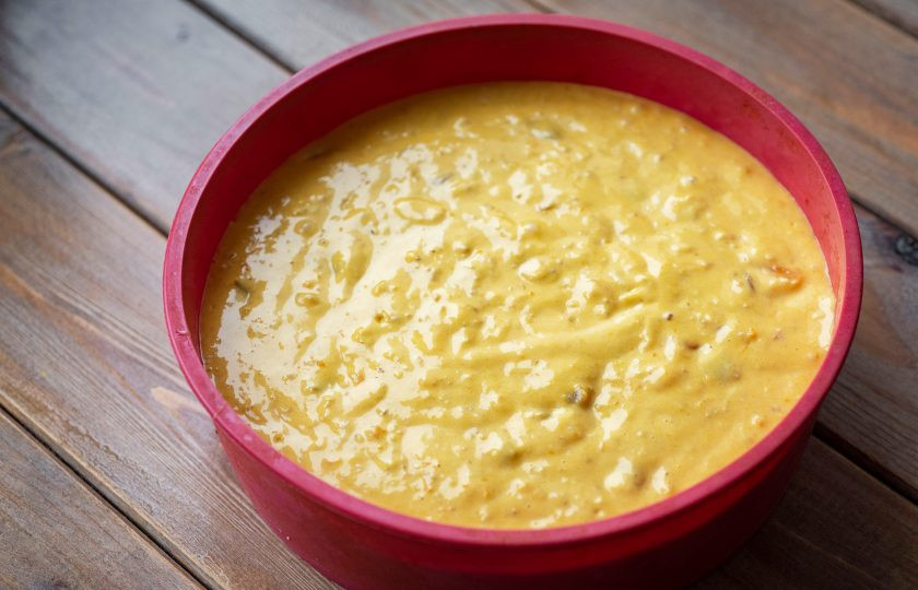 1. Этап. Тыквенно-овсяный пирог: Готовое полностью тесто выложите в форму для выпекания. У меня форма силиконовая, поэтому я ее ни чем не смазывала и бумагой для выпечки не выкладывала. Выпекайте пирог в уже разогретой до 180 градусов духовке 45-50 минут. Готовность обязательно проверьте деревянной шпажкой.