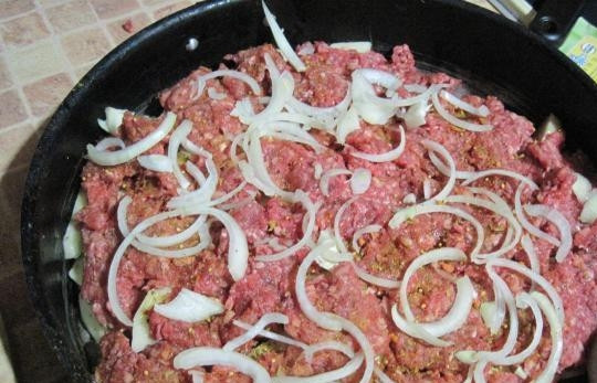 1. Этап. Мясо по-французски с фаршем: Затем выложите порезанный полукольцами лук.