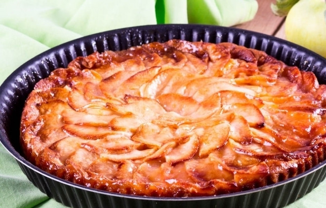 1. Этап. Пирог с творогом и яблоками: 9. Отправляю пирог в разогретый до 170 градусов духовой шкаф на 40-60 минут, готовность проверяю деревянной зубочисткой.